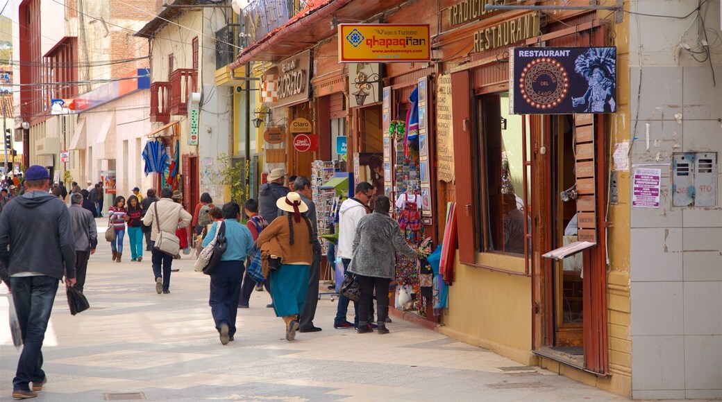 Lake Titicaca fasiliteter samt by i tillegg til en liten gruppe med mennesker
