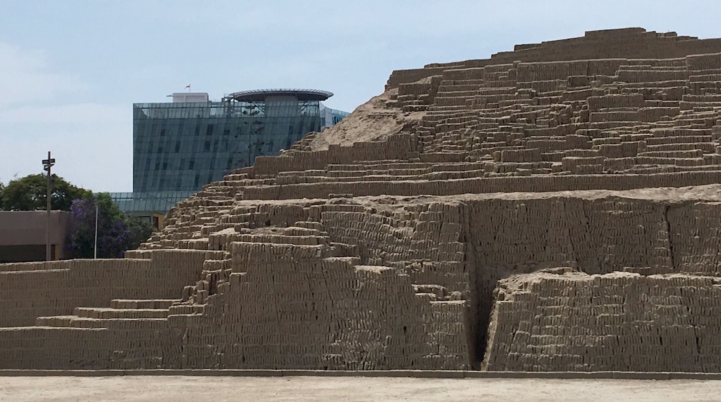 The old and the new.
Huaca Picclana temple, in the Miraflores district of Lima, is an impressive sight to see. Modern buildings surround the 7 tiered adobe pyramid which served as a ceremonial and administrative complex for the people of the region. The architecture is truly impressive and consists of ‘bookshelf stacking’ of adobe bricks. This has helped the pyramid withstand thousands of years of earthquakes. The gaps between the bricks allow for excess energy to dissipate.
#inStone #Unesco #templeruins
