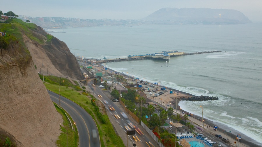Une route côtière bordée d’une plage et d’une jetée.