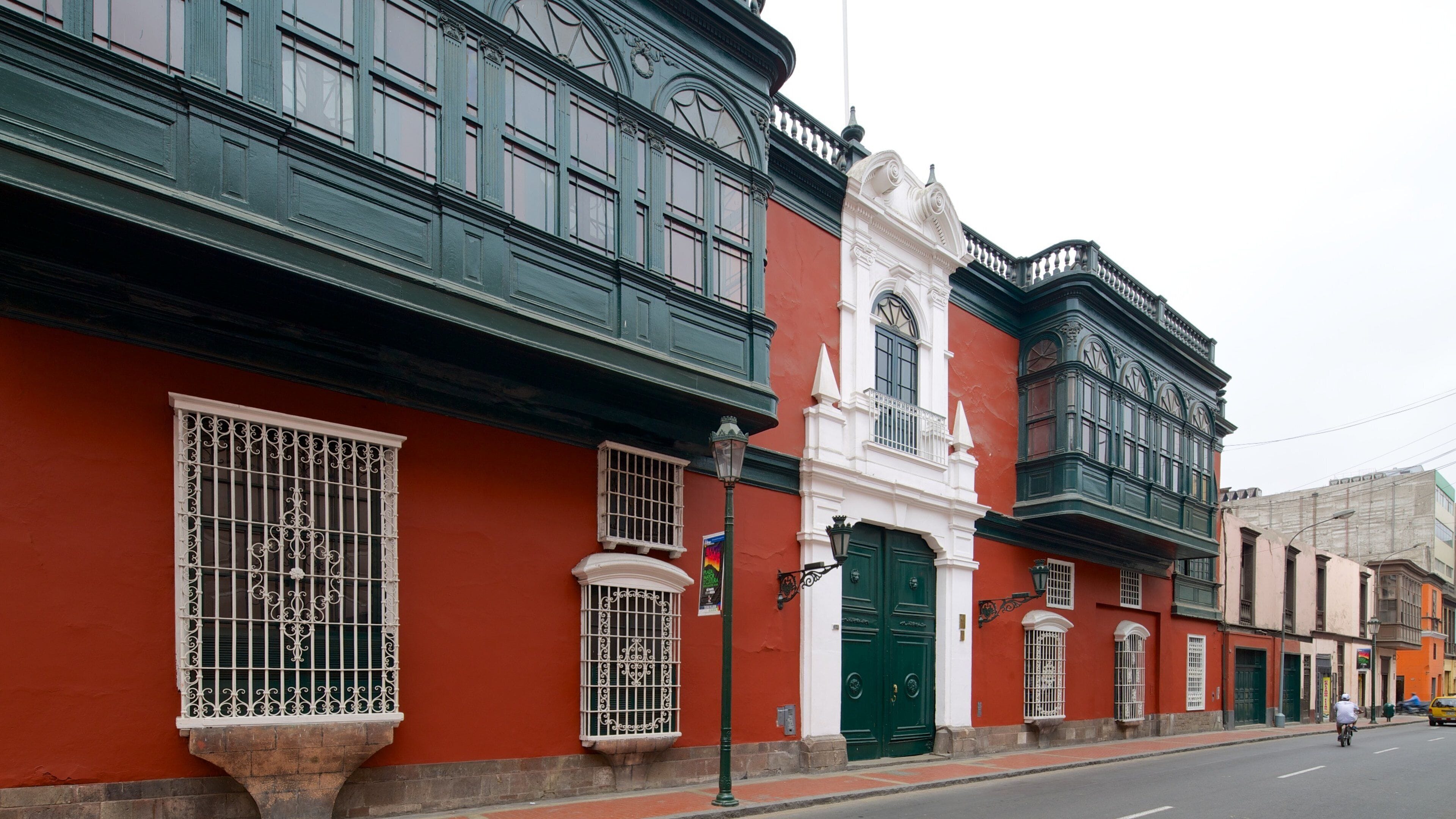 Downtown Lima which includes street scenes, heritage architecture and a house