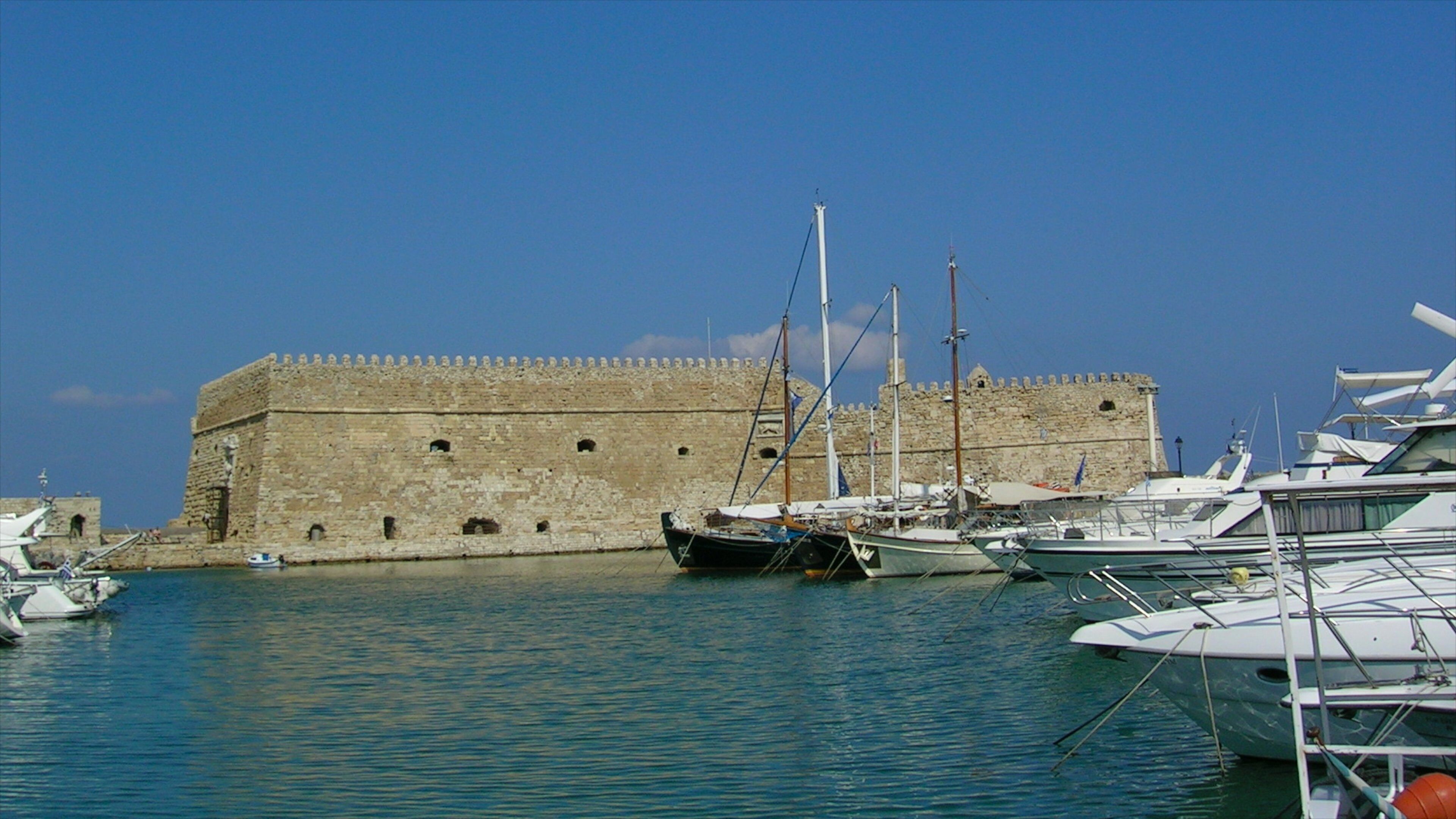 Heraklion toont een baai of haven, historische architectuur en varen