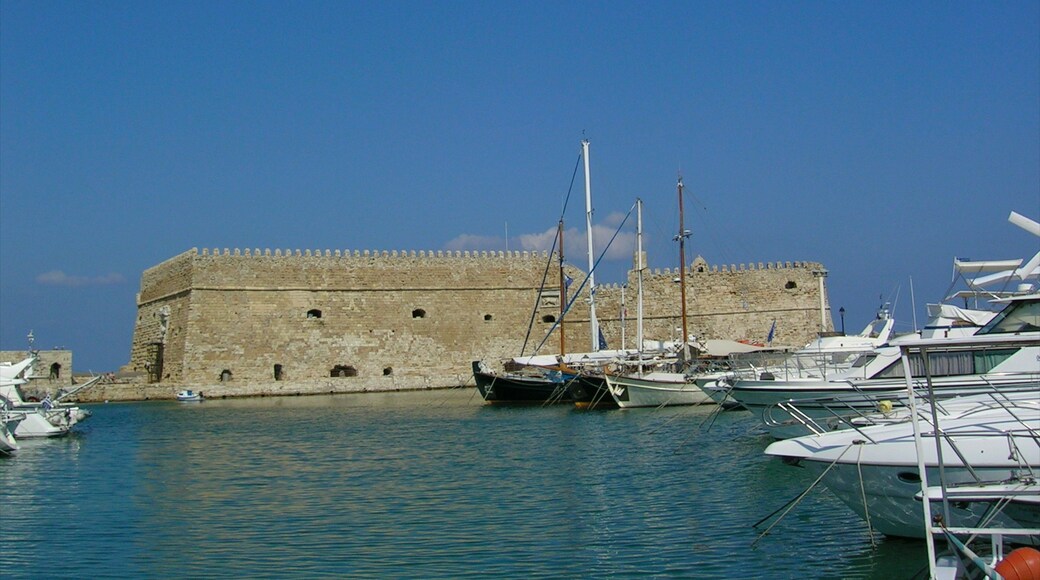 Heraklion toont een baai of haven, historische architectuur en varen