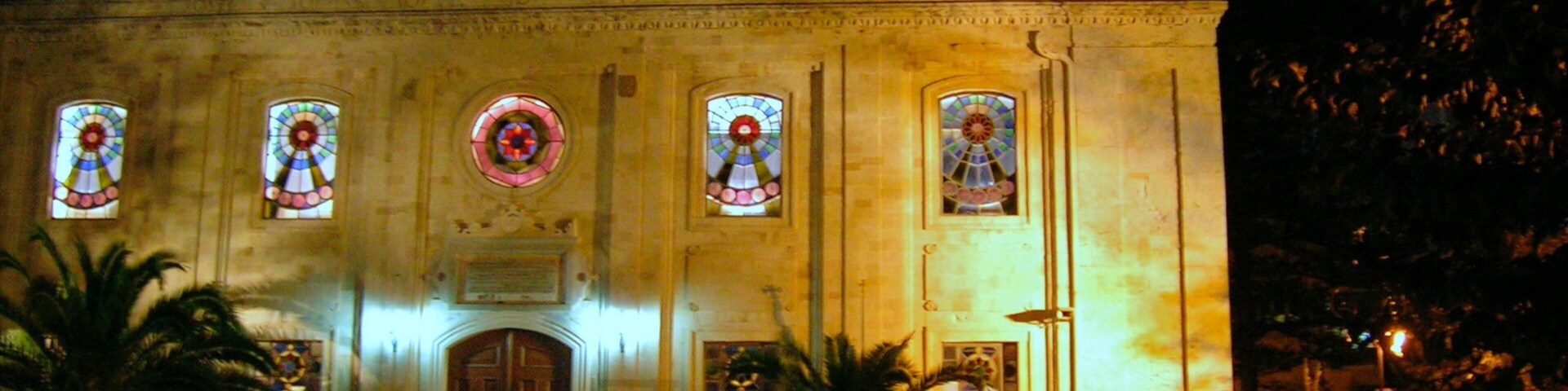 Uma igreja com cúpula azul e vitrais.