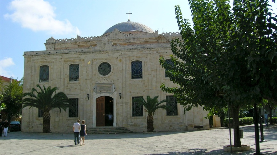 Heraklion som visar en stad, historisk arkitektur och religiösa element