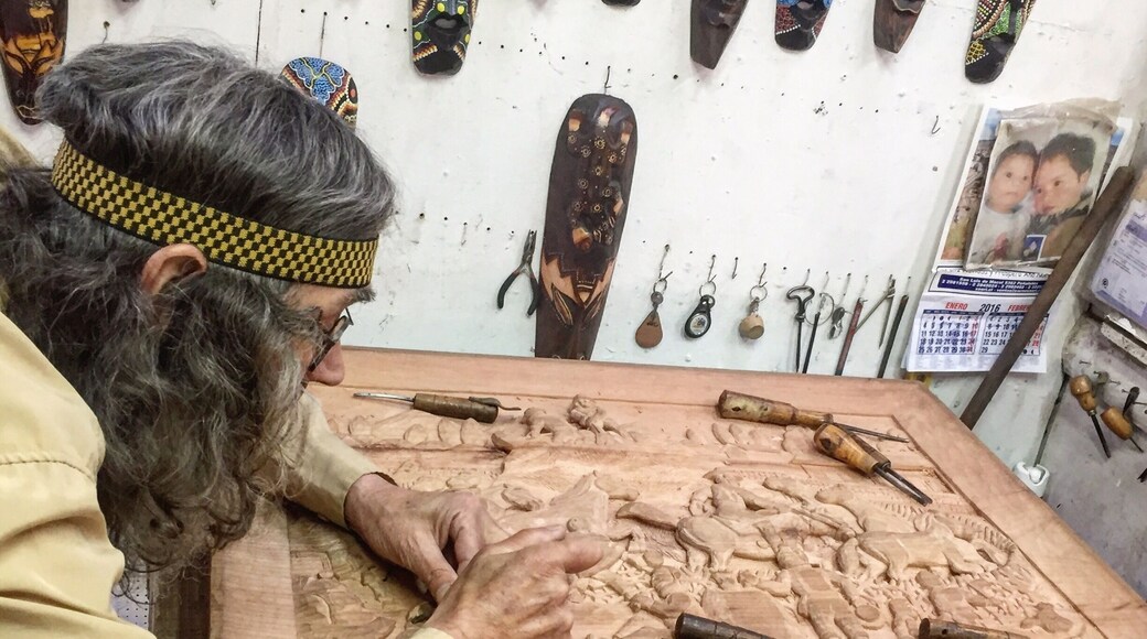 Artesano tallando madera #Bestof5