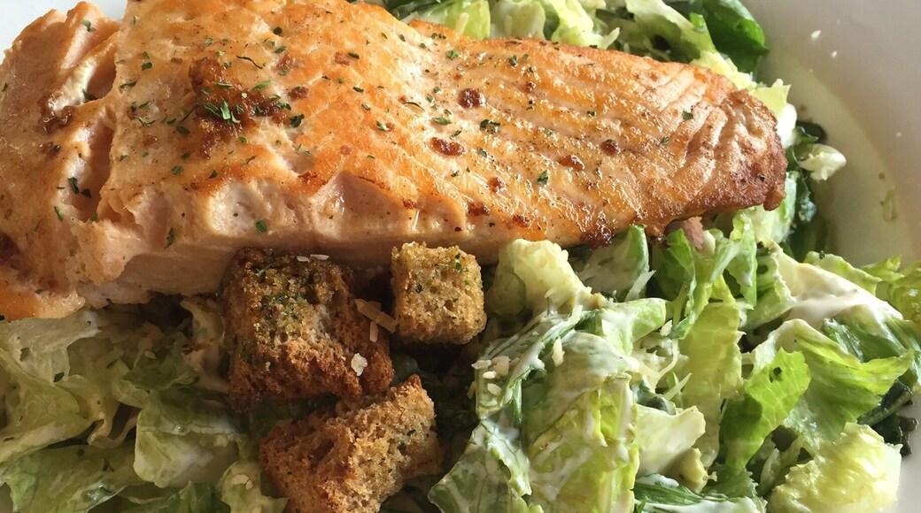 Caesar salad w salmon 😻