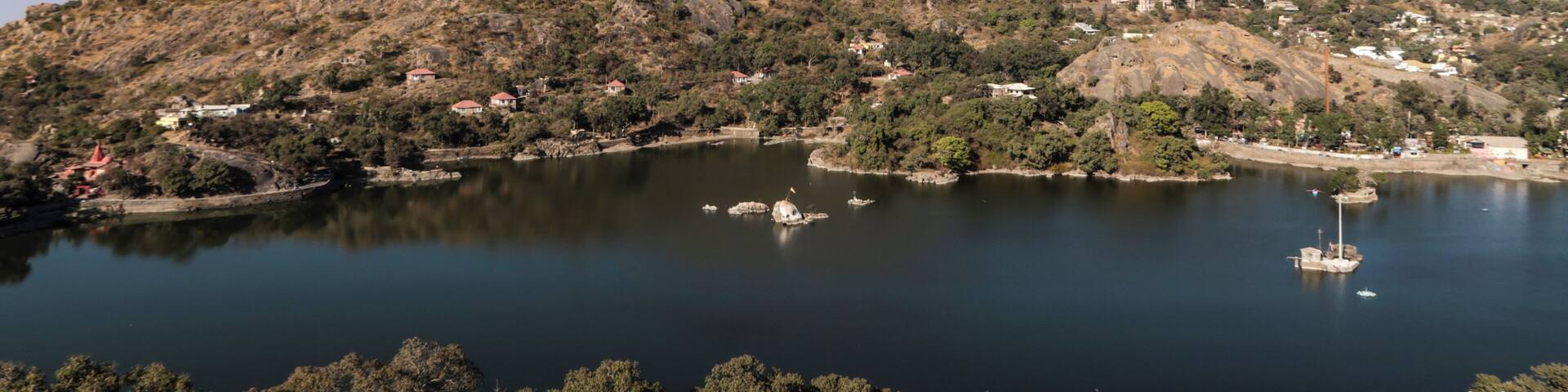 When in Mount Abu, do not miss the hike to toad rock. The serenity of the Nakki Lake is sure to sweep you off your feet 😍
Check out a planned tour @ https://bit.ly/2RUWoDp
#Perspectives #idyllic #lakes #rajasthan #india #mountabu #elevatedshots #canonshots #travel #solotravel #sassilysolo