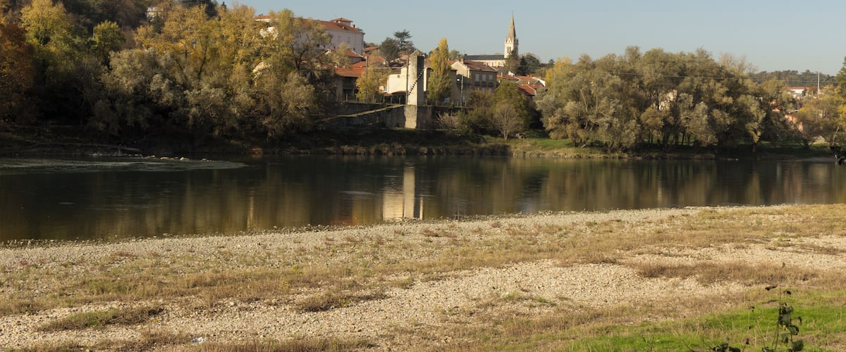 Vernaison vue depuis l'Île de la Table-Ronde.