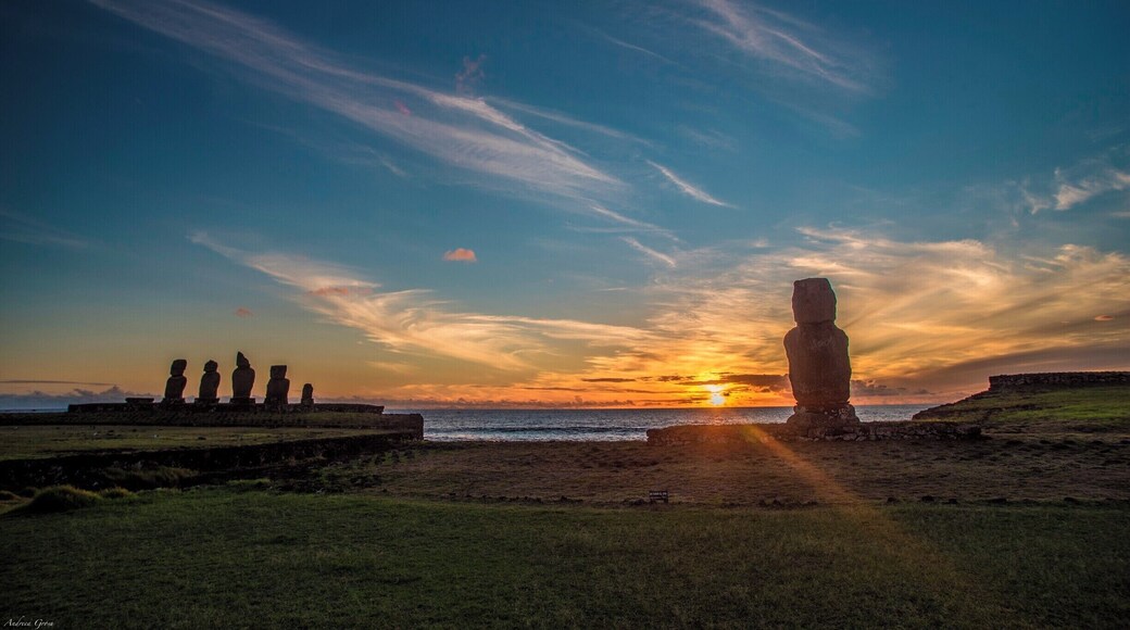 Seems like every sunset in front of those moai are tens of people photographing. It gives you a nice feeling to see the sunset behind the statues.
Rapa Nui #NationalPark
#goldenhour
#blue