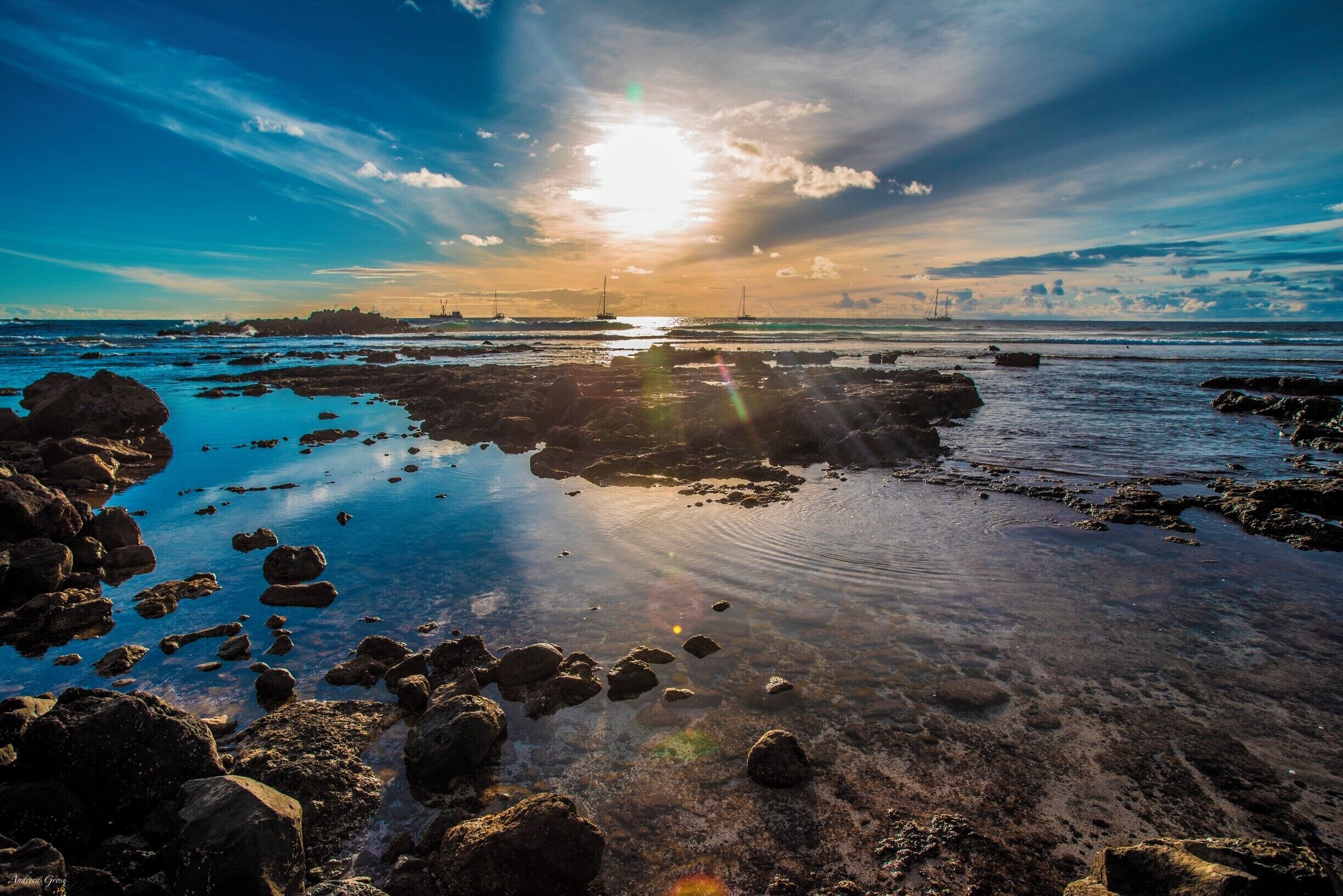 A beautiful evening on the beach watching the sunset! My favourite island by now
I never thought about it, but people here really enjoy the life, the nature, the sound of waves crushing with the shore, having a pisco and speaking about how beautiful life is. Totally agree! :)

#goldenhour
#blue
