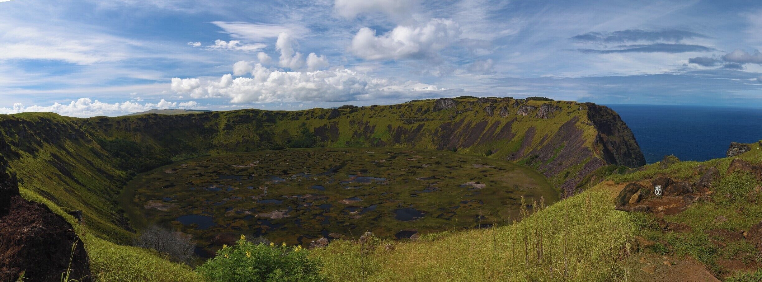 one hour trekking to Orongo volcano and the petroglyphs. Really nice to see. Just take water with you, I forgot my water but fortunately I met a very nice rapa nui who gave me a glass of water.
Rapa nui #NationalPark
#hiking