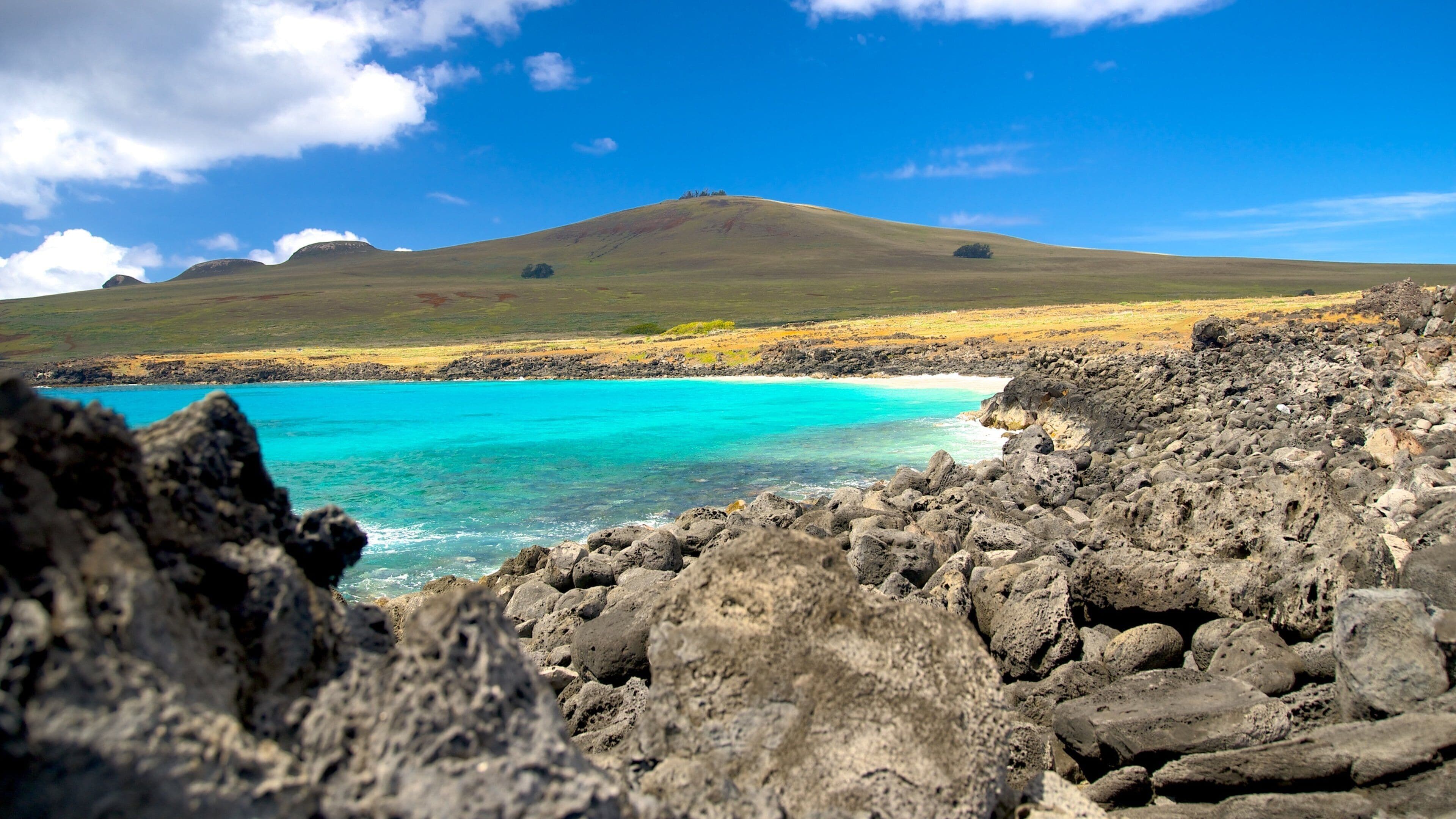 Ilha de Páscoa mostrando um lago ou charco, paisagem e cenas tranquilas