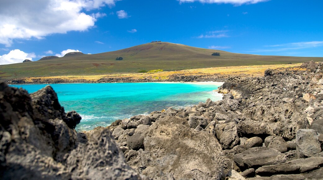 Ilha de Páscoa mostrando um lago ou charco, paisagem e cenas tranquilas