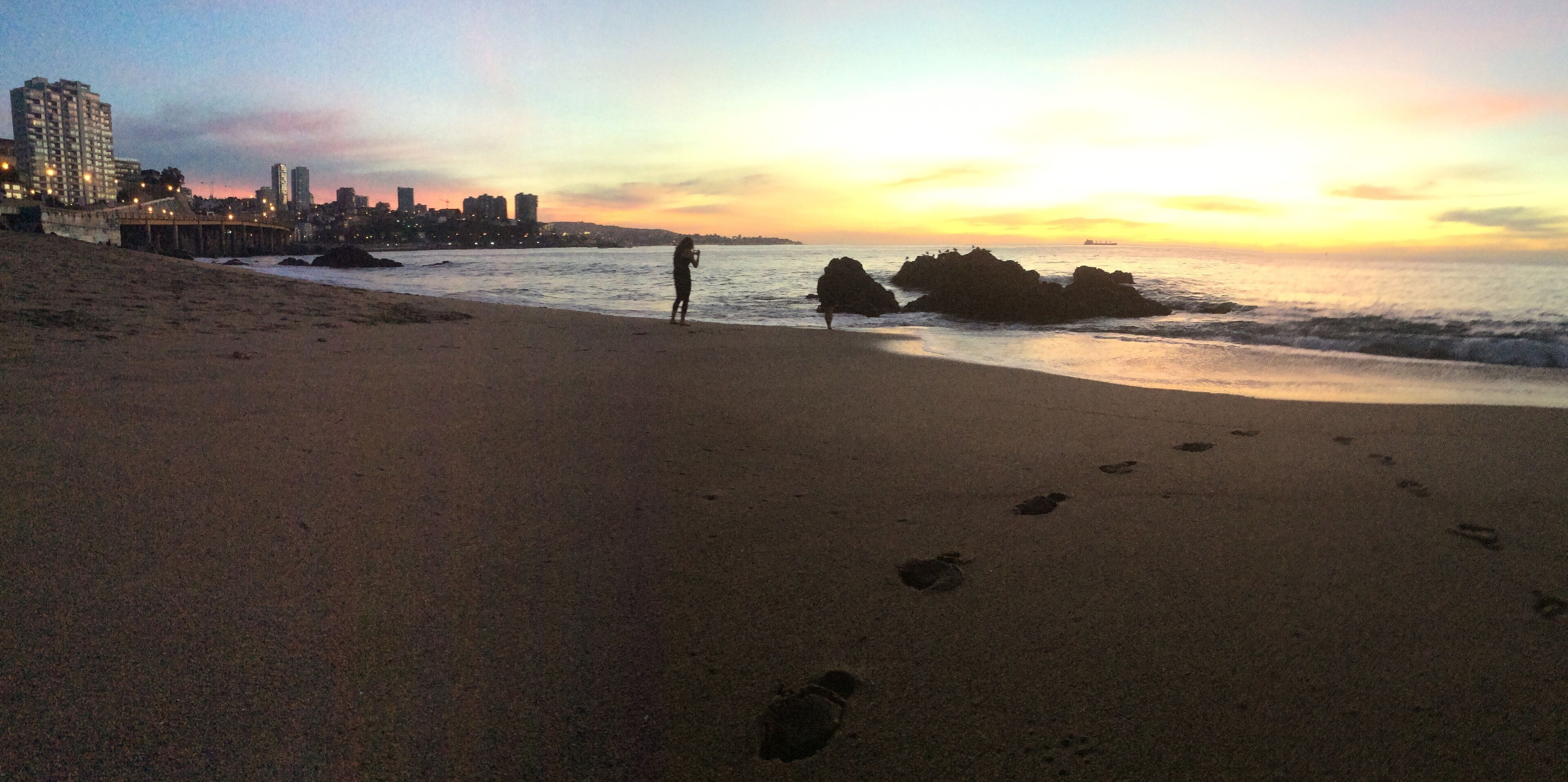 Freezing waters and beautiful sunsets here in Vina Del Mar, Chile!
#BeachTips