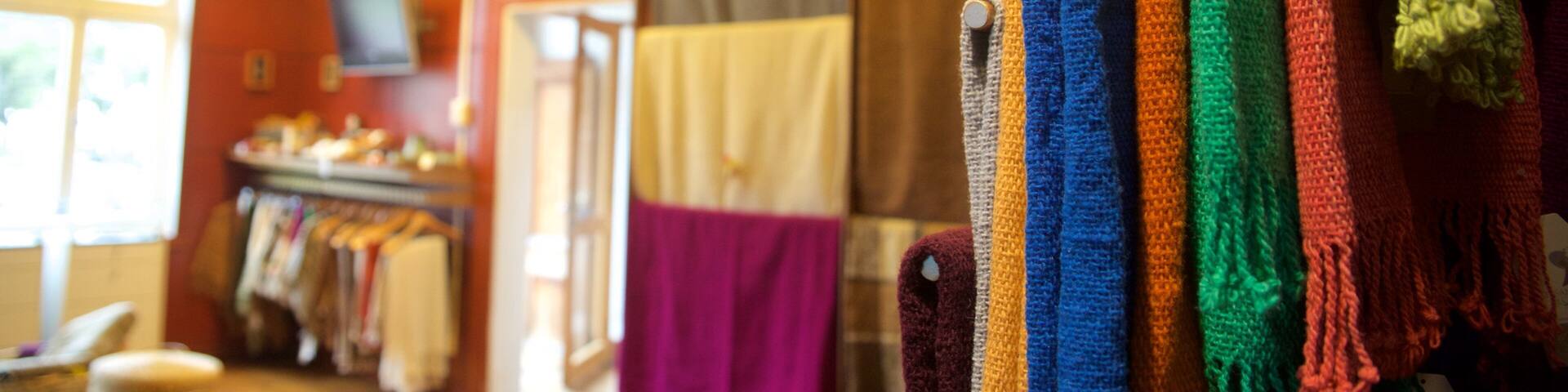 Puerto Montt mostrando compras y vistas de interior