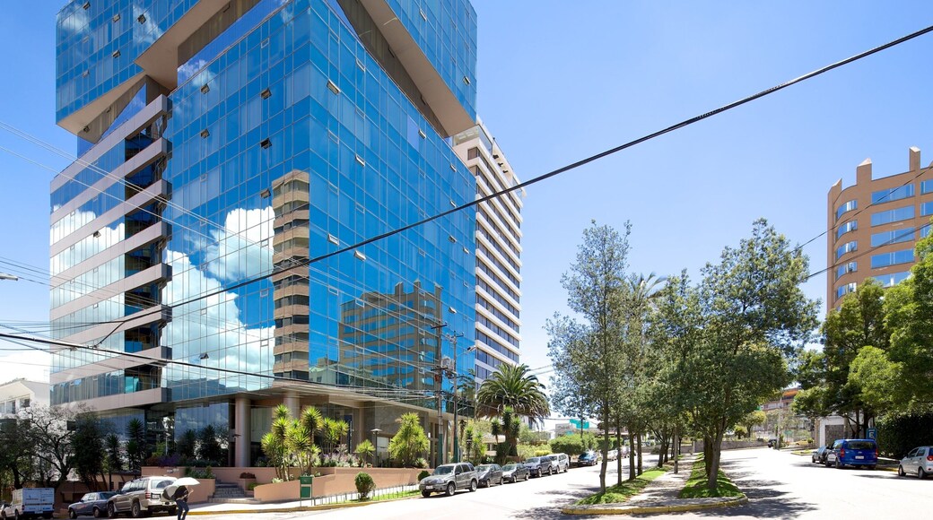 Quito mostrando arquitectura moderna, distrito financiero y escenas cotidianas