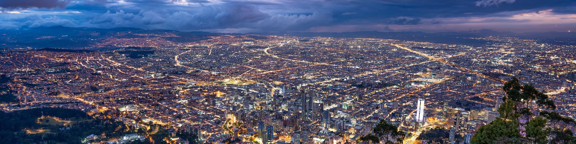 Panorama sur Bogota de nuit depuis le cerro de Monserrate, , Colombie