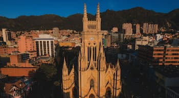 Iglesia de Lourdes, ubicada en Bogotá, la capital de Colombia