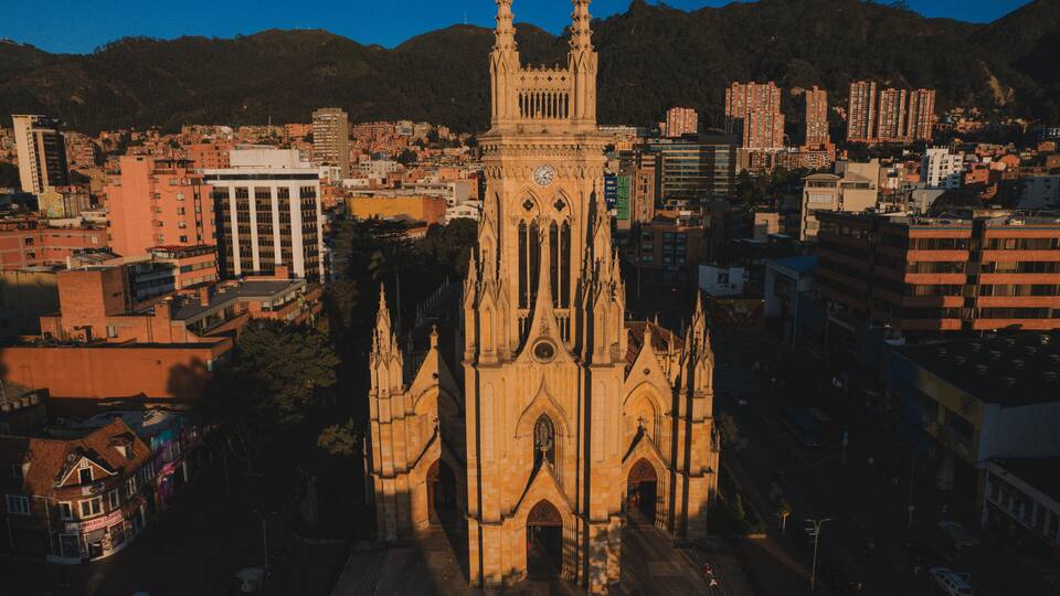 Iglesia de Lourdes, ubicada en Bogotá, la capital de Colombia