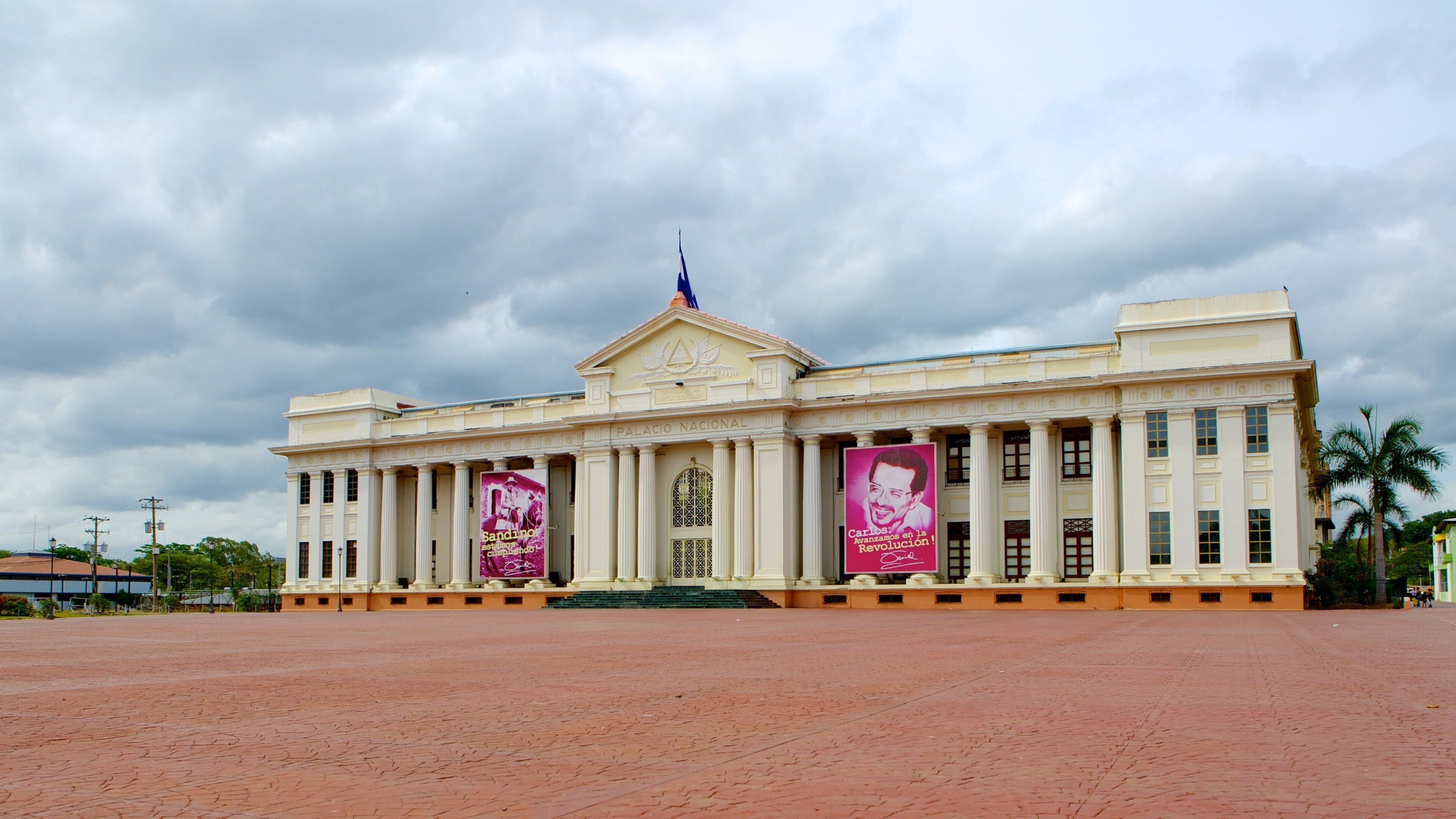 Palacio Nacional mostrando patrimonio de arquitectura, castillo o palacio y un parque o plaza
