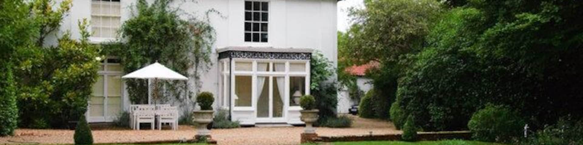 Bonks Hill House The former residence of the family of Thomas Rivers, founder of Rivers Nursery in Sawbridgeworth, who had strong connections with Charles Darwin through his ground-breaking experiments in horticulture and plant breeding.