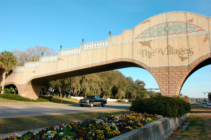 A6FC8H The Villages Orlando Florida planned golf and sports retirement community. Image shot 2007. Exact date unknown.