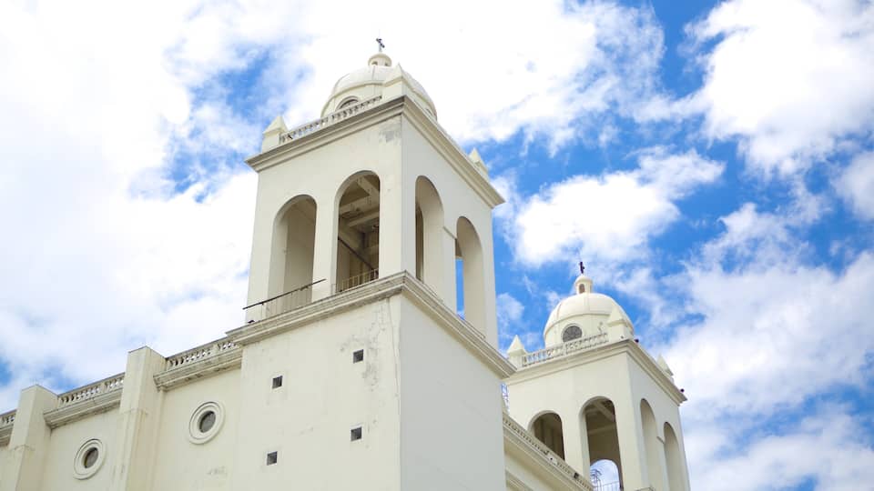 San Salvador featuring a church or cathedral and religious elements