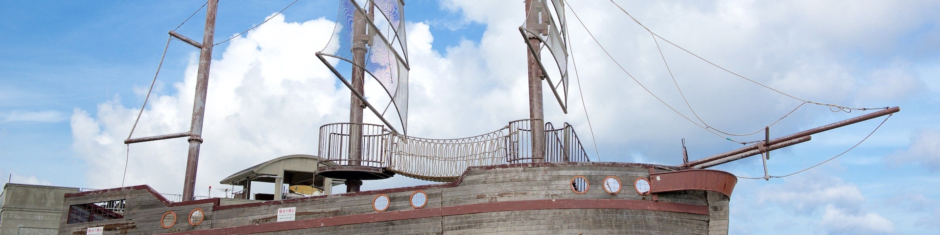 Okinawa das einen historische Architektur, Bootfahren und Küstenort