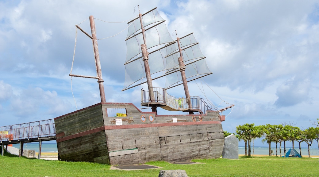 Okinawa che include località costiera, giro in barca e architettura d\'epoca