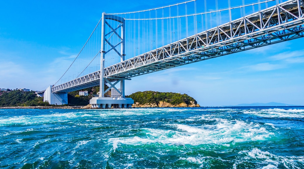 青空と大鳴門橋