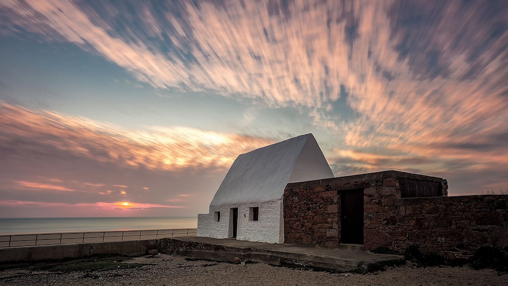 La Cauminne Ă Marie Best or Le Don Hilton is an 18th-century guard house and powder magazine that sits on the seawall in St Ouens bay.