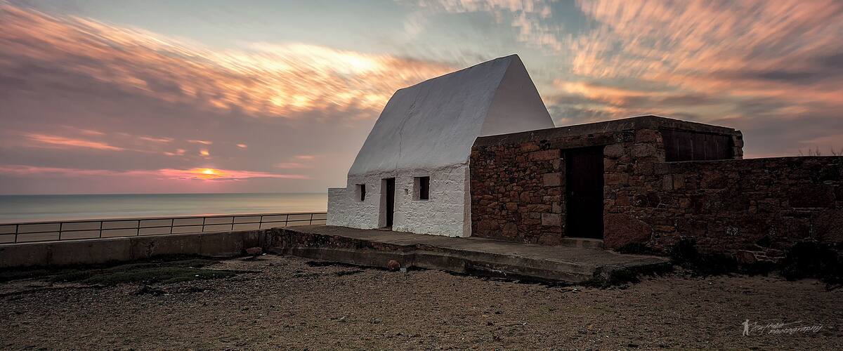 La Cauminne à Marie Best or Le Don Hilton is an 18th-century guard house and powder magazine that sits on the seawall in St Ouens bay.