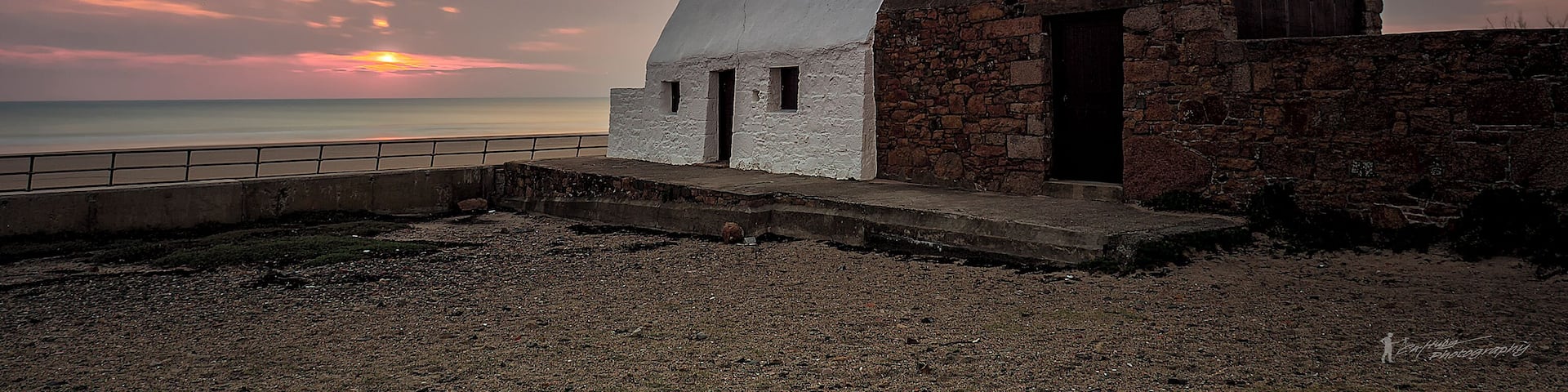 La Cauminne Ă Marie Best or Le Don Hilton is an 18th-century guard house and powder magazine that sits on the seawall in St Ouens bay.