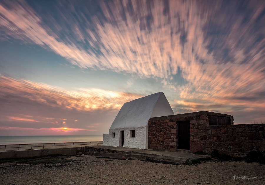 La Cauminne à Marie Best or Le Don Hilton is an 18th-century guard house and powder magazine that sits on the seawall in St Ouens bay.