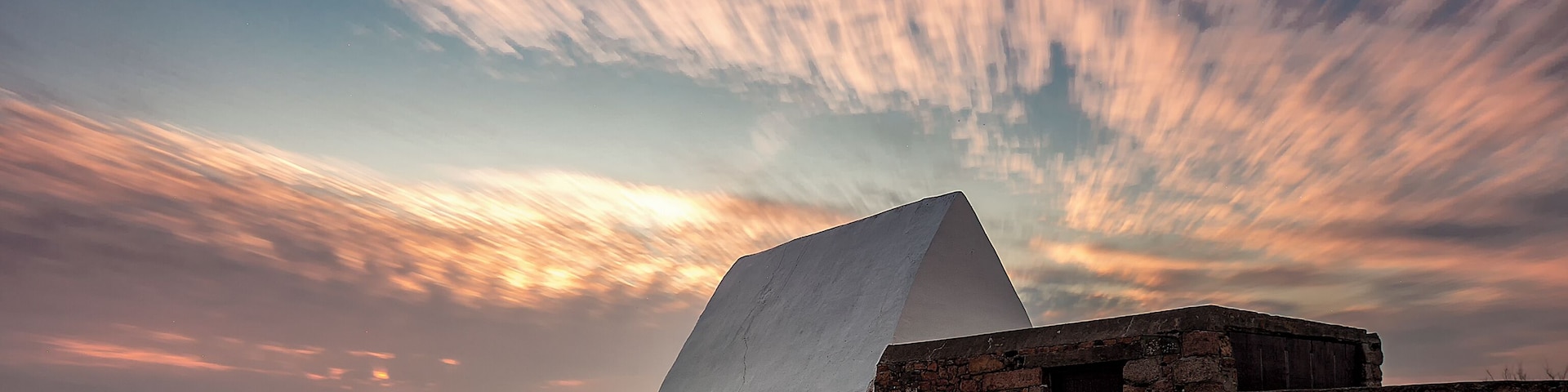La Cauminne à Marie Best or Le Don Hilton is an 18th-century guard house and powder magazine that sits on the seawall in St Ouens bay.