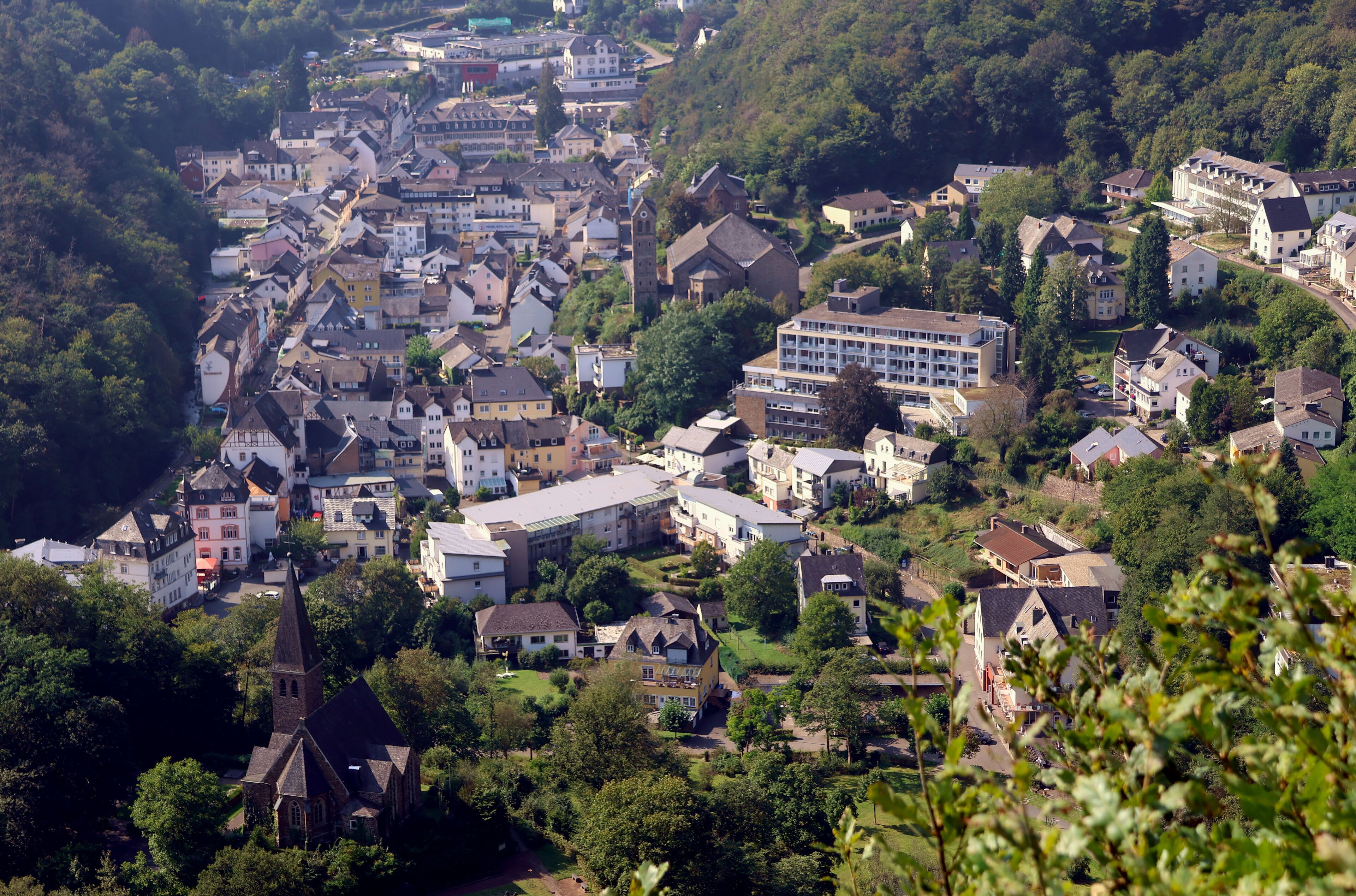 Der Kurort Bad Bertrich in der Eifel im Landkreis Cochem-Zell zwischen bewaldeten Hügeln. Aussicht vom Wanderweg Wasserfall-Erlebnisroute, der 2023 zu Deutschlands schönstem Wanderweg gewählt wurde.