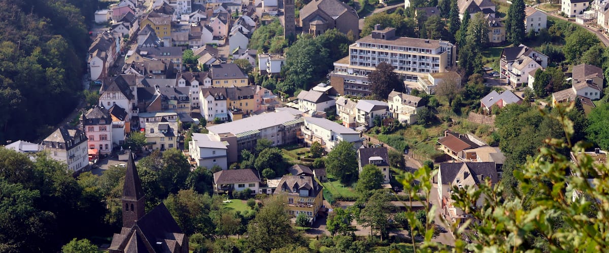 Der Kurort Bad Bertrich in der Eifel im Landkreis Cochem-Zell zwischen bewaldeten Hügeln. Aussicht vom Wanderweg Wasserfall-Erlebnisroute, der 2023 zu Deutschlands schönstem Wanderweg gewählt wurde.