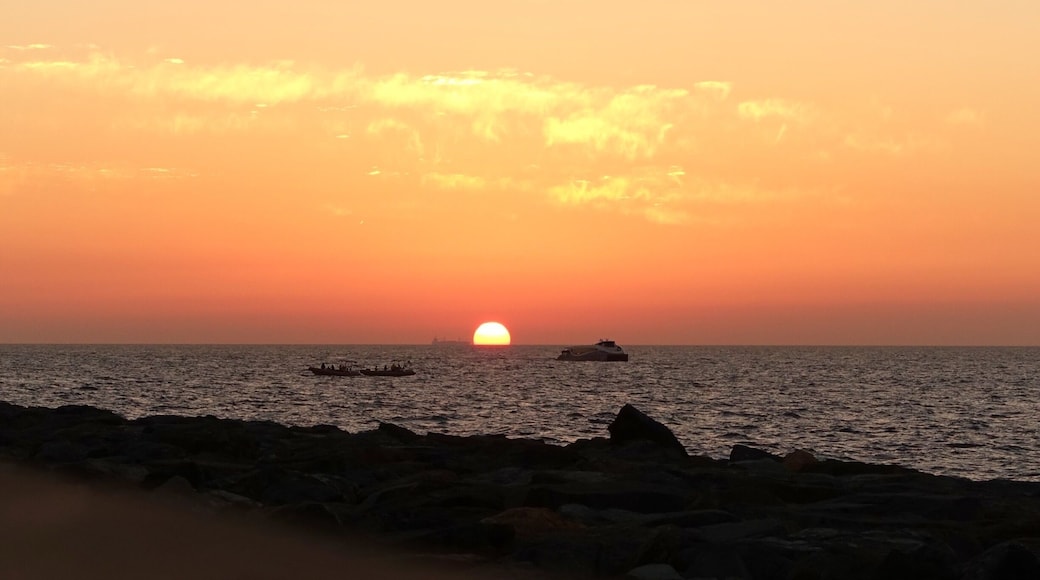 I have seen a great many spectacular sunsets around the world. Most of the time I don't have the right camera to take a decent picture, including the most memorable sunset in Oia and Santorini. Luckily on this trip I was able to get some decent pictures. Then again, sometimes the best moments are those you have someone to share with as well as being in the moment!
#dubai #sunset
#goldenhour