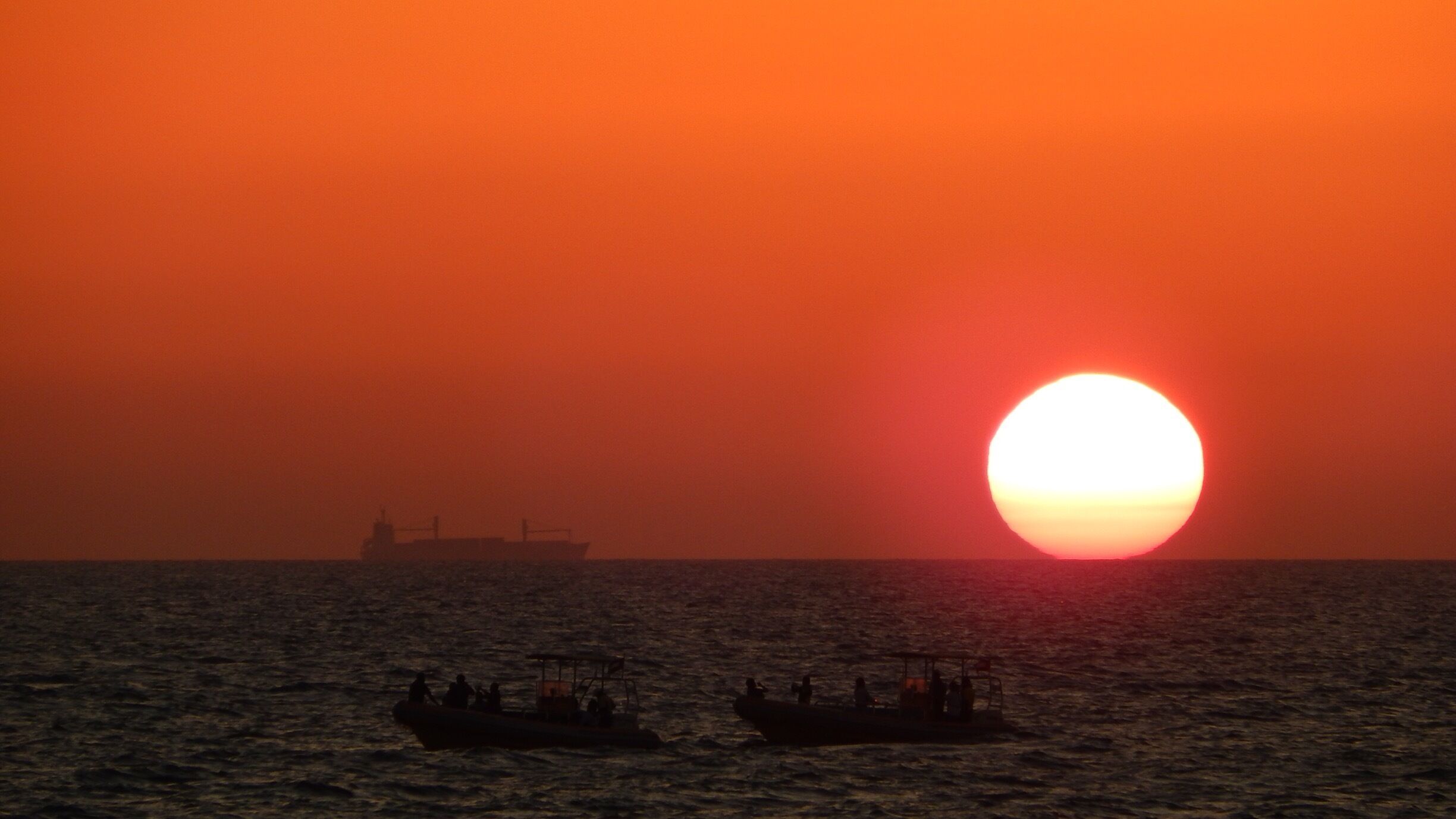 Fantastic sunset just outside Atlantis Dubai. This is worth taking the monorail towards The Palm although everything inside the Atlantis is banned to outsiders unless you pay for it (aside from the shops and reception area). That means you can't get close to the beach but there is a long stretch of roadside walk where you can take a half hour stroll. Downtown area can be seen but it's a little too far to take a good picture even with a 36x optical zoom!

#dubai #sunset
#goldenhour