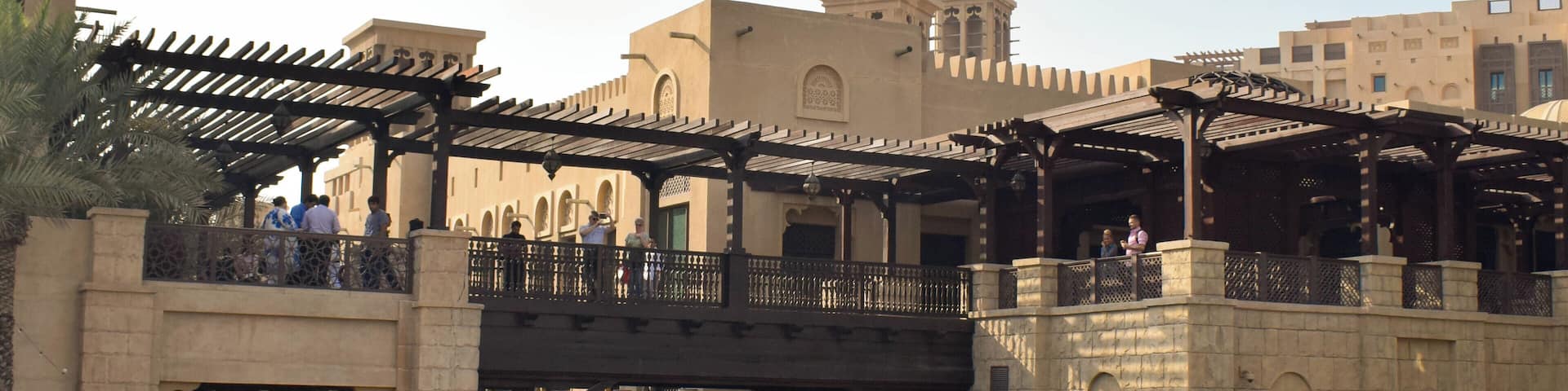 It joins the heritage of the Emirati people with the best gastronomy in the world, quality souvenirs and Arabian antiques