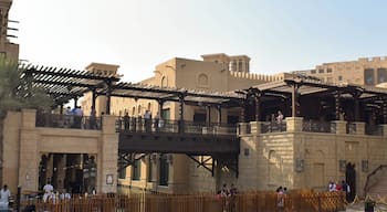 It joins the heritage of the Emirati people with the best gastronomy in the world, quality souvenirs and Arabian antiques