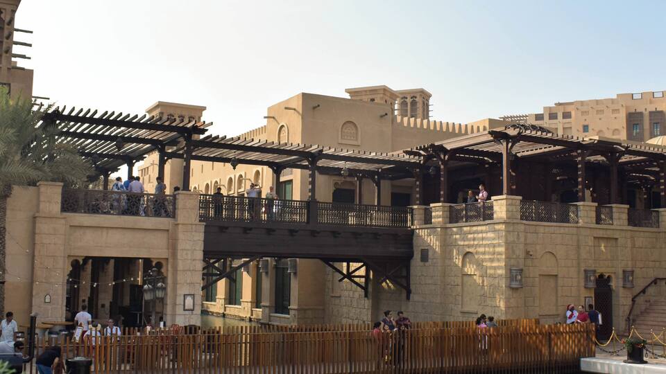 It joins the heritage of the Emirati people with the best gastronomy in the world, quality souvenirs and Arabian antiques