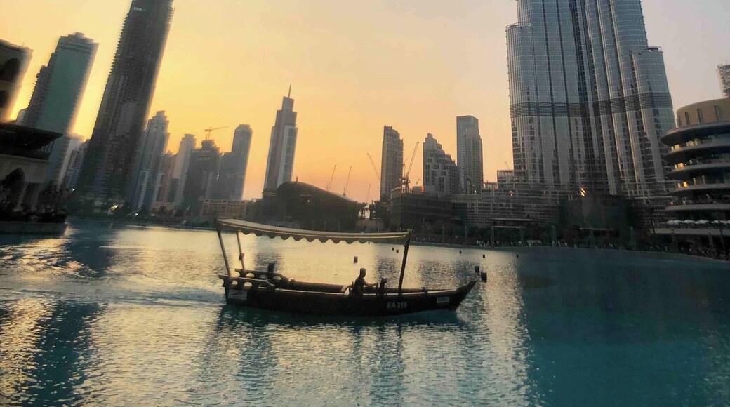 Dubai Fountain with the tallest building in the world