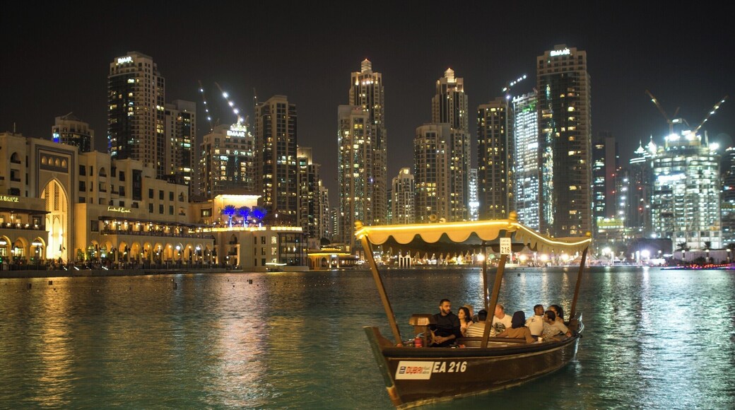 Below Burj Khalifa is the famous Dubai Fountain, which was built to compete with the fountains in Las Vegas. In the evening there is a fountain/music show every 30 minutes.
#UrbanJungle