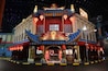 Un bâtiment traditionnel chinois, sur lequel on peut lire l’inscription « Le Dragon d’or de Chang ».