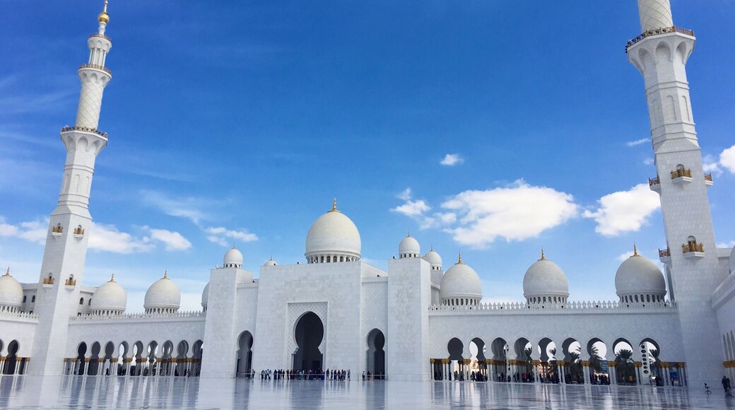 Truely mesmerising architectural beauty #sheikhzayedgrandmosque #exploring #abudhabi