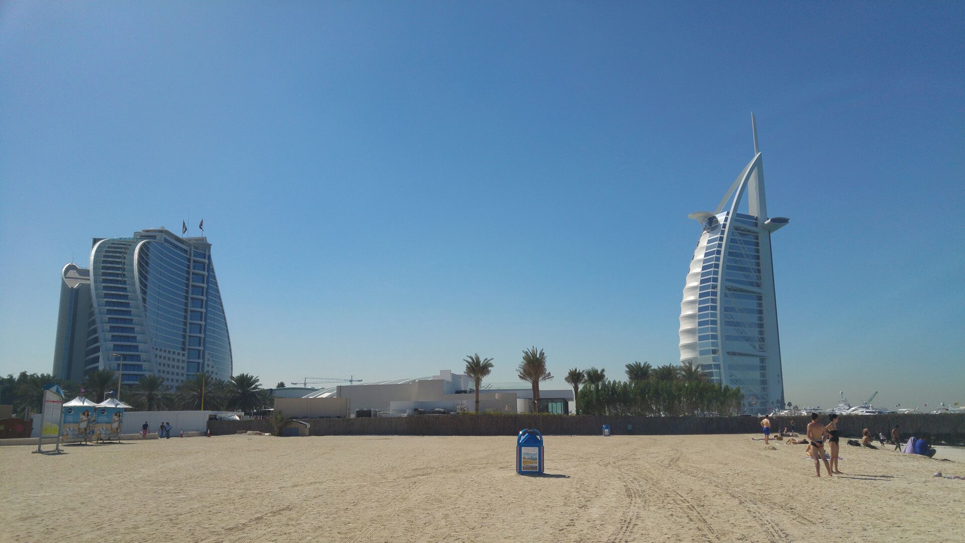 Jumeirah Public Beach, donde se puede observar el Hotel Burj Al-Arab