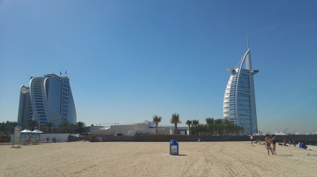 Jumeirah Public Beach, donde se puede observar el Hotel Burj Al-Arab