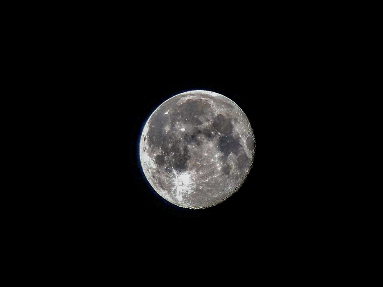 A zoom on the Moon from my room.