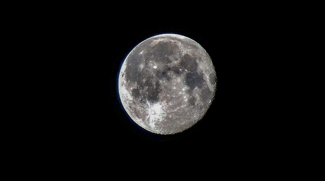 A zoom on the Moon from my room.